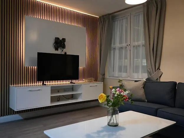 Central Located Apartment With Parking Cheltenham United Kingdom