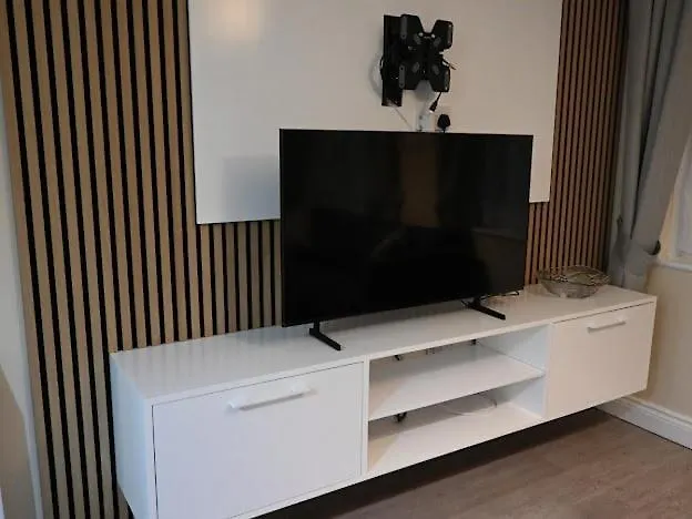 Central Located Apartment With Parking Cheltenham