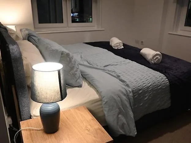 Central Located Apartment With Parking Cheltenham