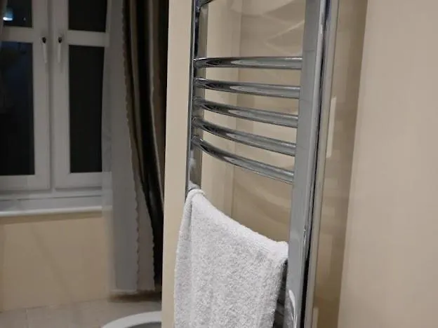 Central Located Apartment With Parking Cheltenham