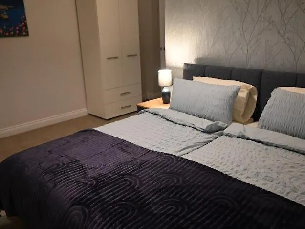 Central Located Apartment With Parking Cheltenham