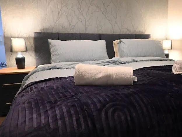 Central Located Apartment With Parking Cheltenham
