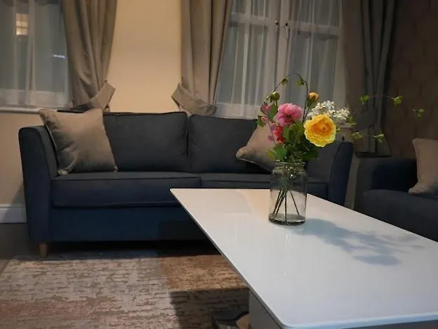 Central Located Apartment With Parking Cheltenham